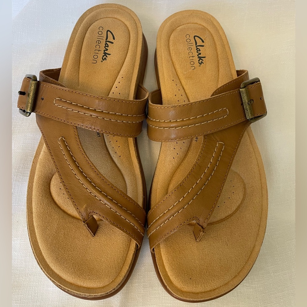 Woman’s Clarks Brynn Medi light brown thong sandals Size 9.5